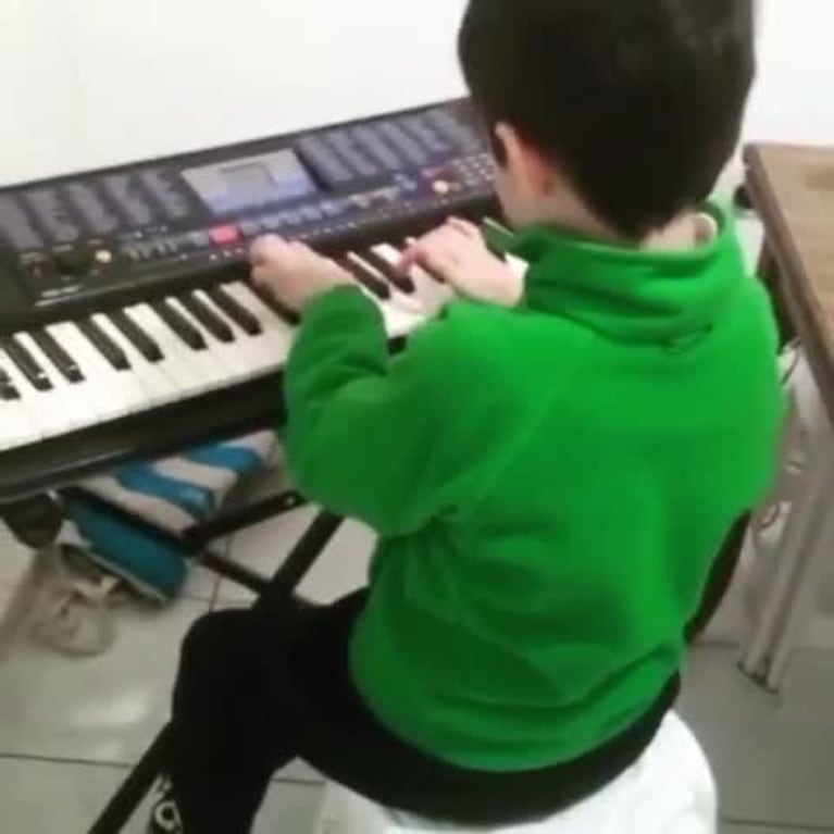 El nieto de la Mona Jiménez tocando el piano