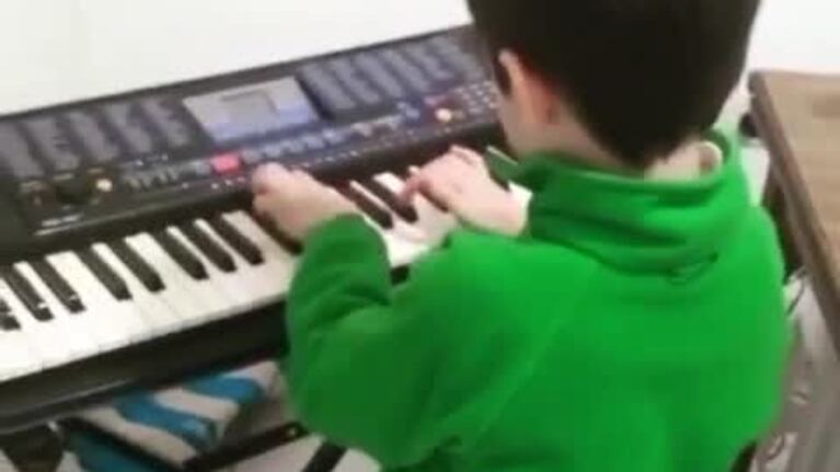 El nieto de la Mona Jiménez tocando el piano