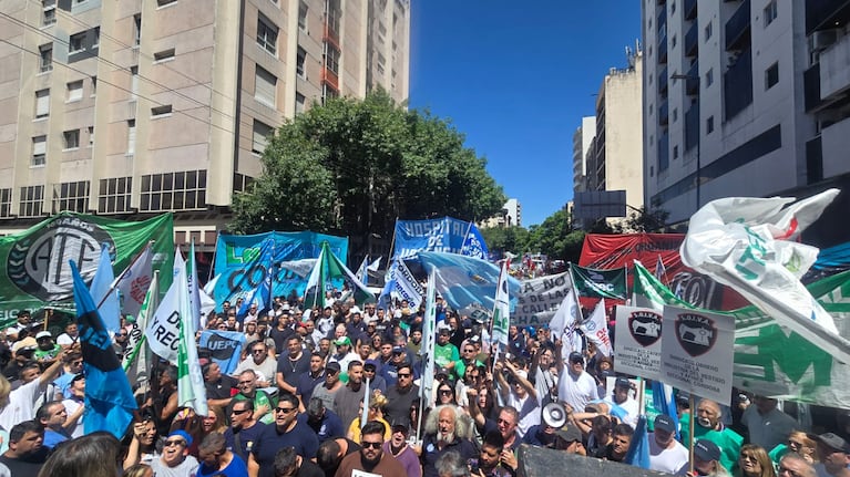 Empleados estatales de Córdoba marcharon en rechazo al aumento de aportes a la caja de jubilaciones