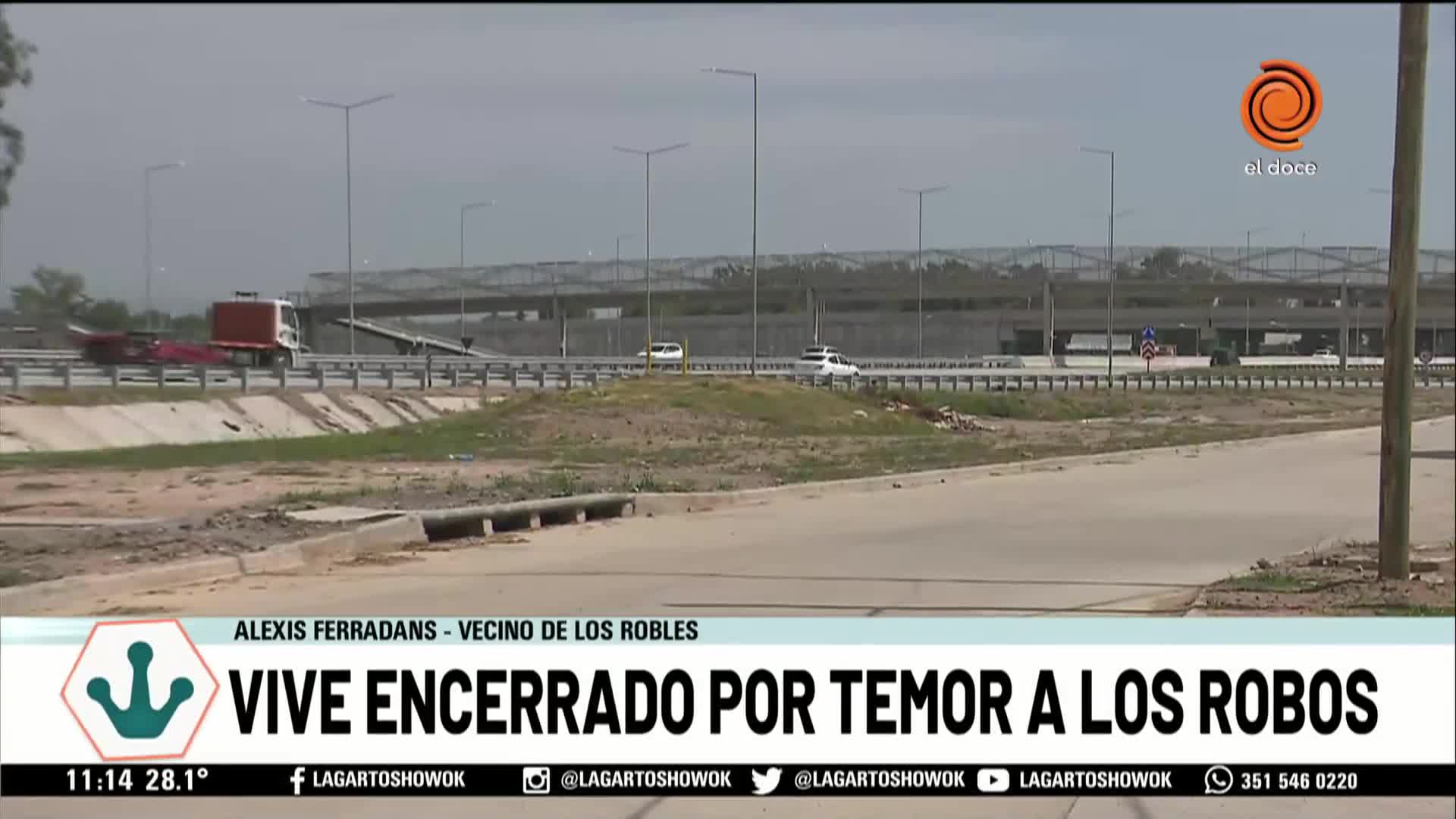 Un policía tapó sus ventanas con chapas por los piedrazos