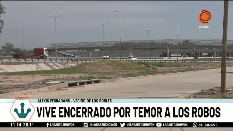 Un policía tapó sus ventanas con chapas por los piedrazos