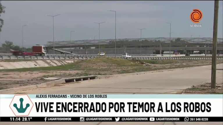 Un policía tapó sus ventanas con chapas por los piedrazos