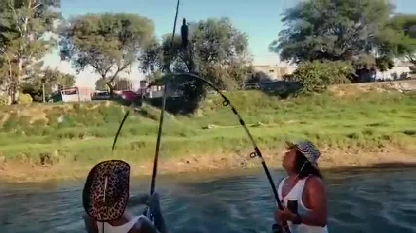 La pesca de La Mona y el Carli