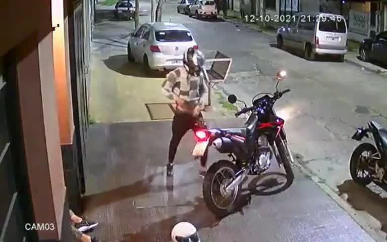 Mataron a balazos a un policía y le robaron la moto