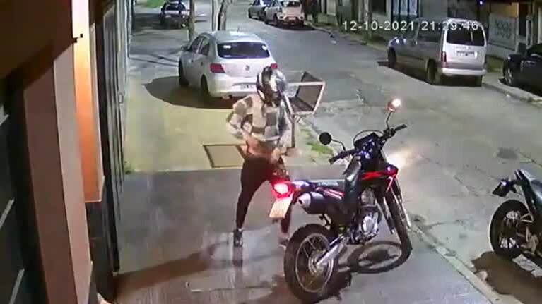 Mataron a balazos a un policía y le robaron la moto