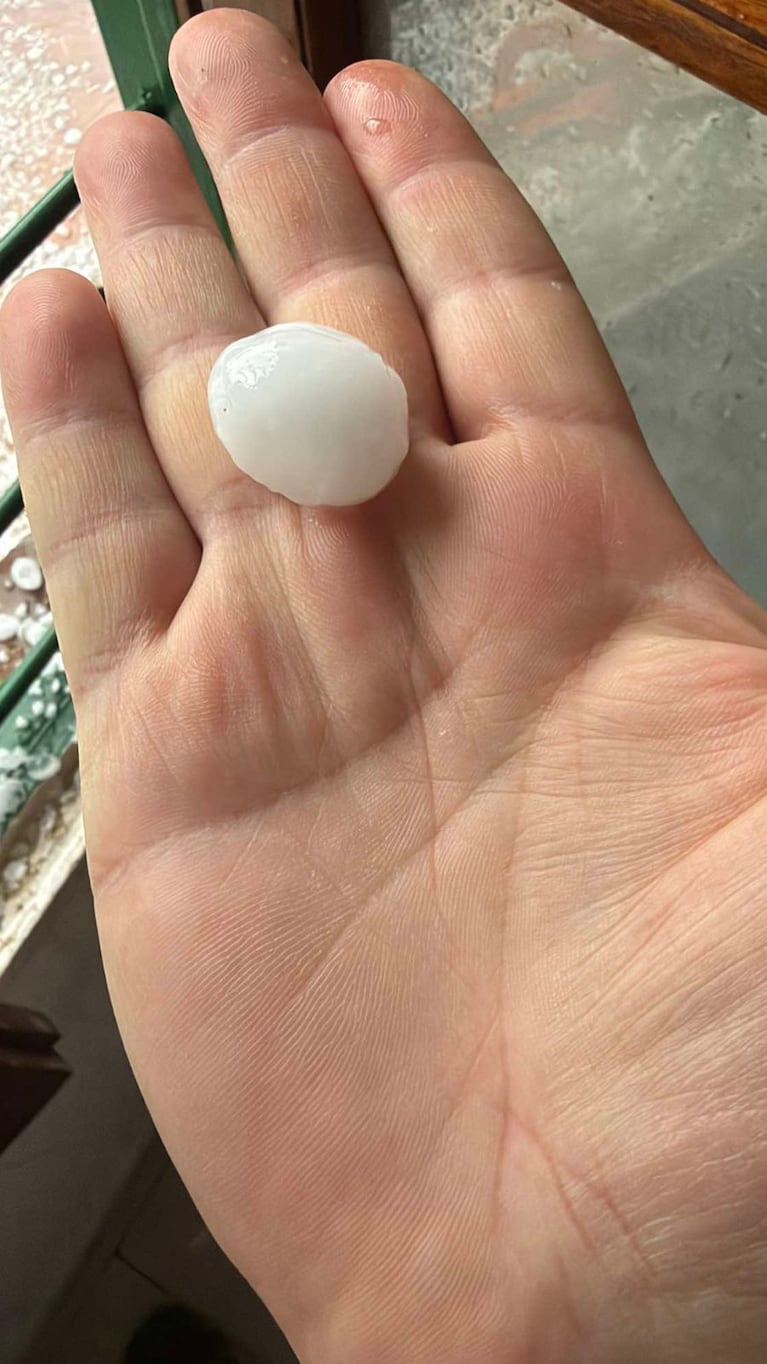 “¿Hacemos un fernecito?“: sorpresa total por el tamaño del granizo en Córdoba