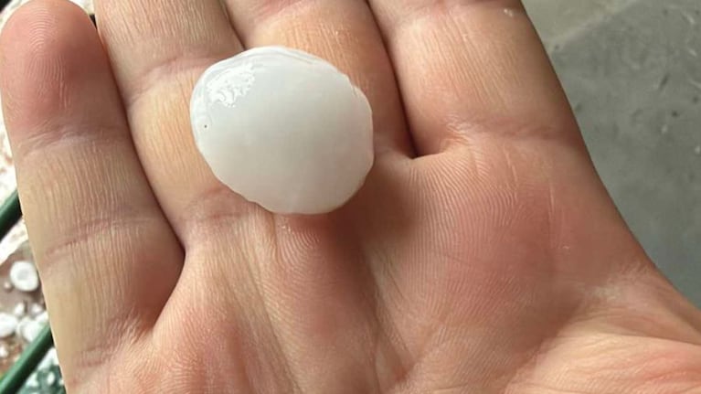 “¿Hacemos un fernecito?“: sorpresa total por el tamaño del granizo en Córdoba