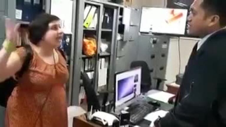 Le pegó una cachetada a un oficial de migración
