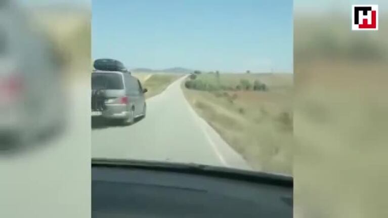 Detuvieron al padre que llevaba a su hija atada en la parte trasera del auto