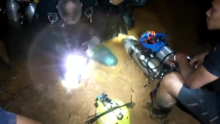 El primer video del rescate dentro de la cueva
