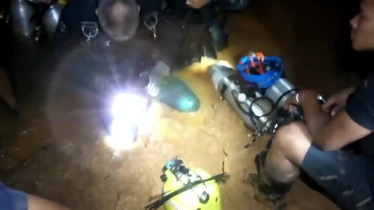 El primer video del rescate dentro de la cueva