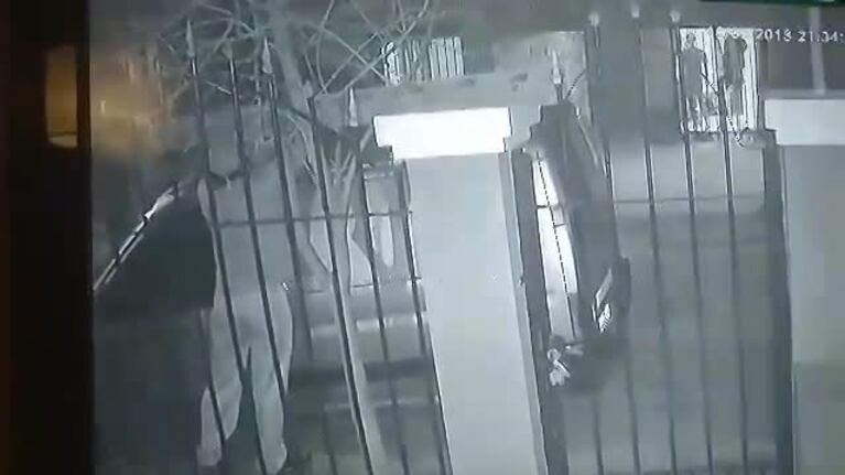 Le robaron la escalera con la que trabajaba