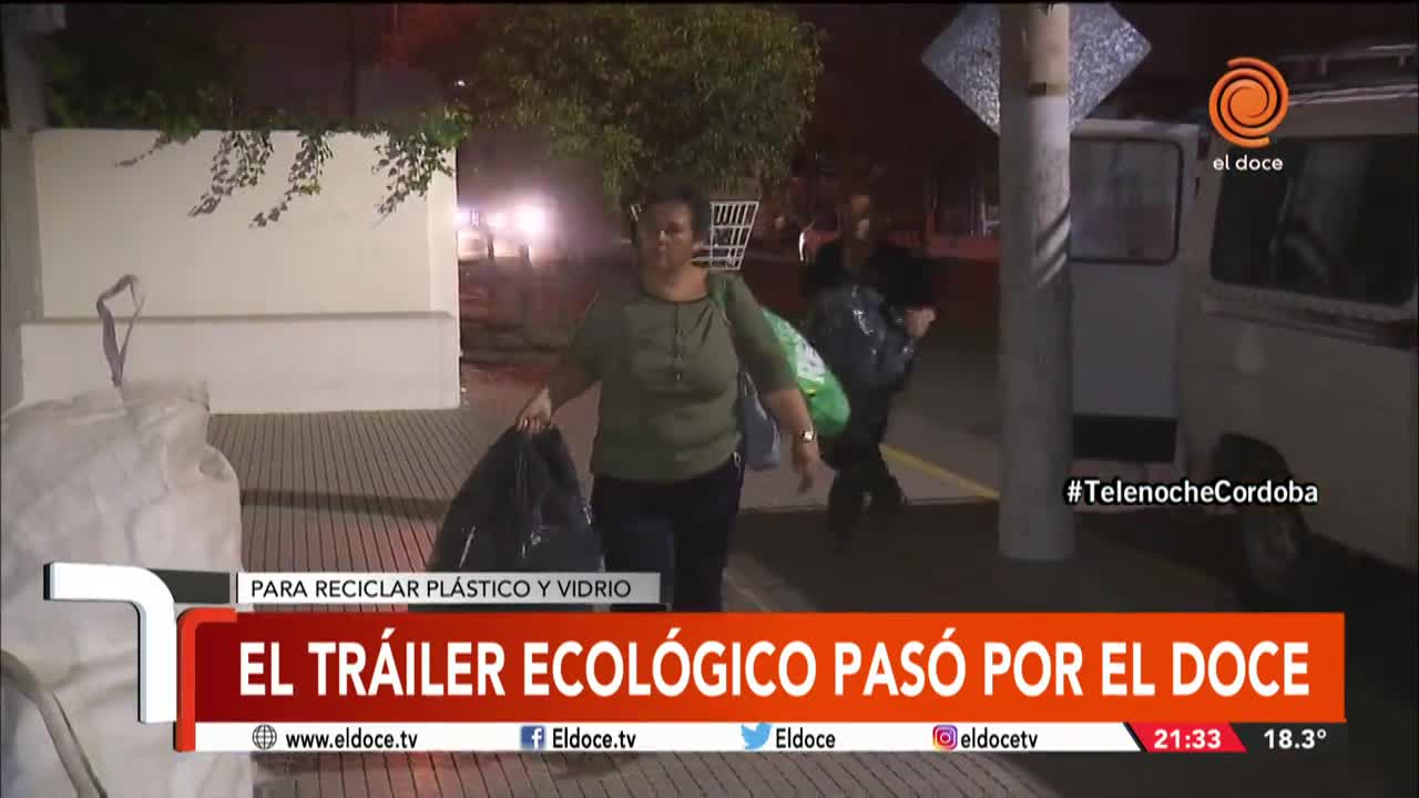 El padre Oberlin, orgulloso por la recolección en el tráiler ecológico