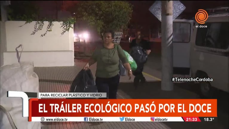 El padre Oberlin, orgulloso por la recolección en el tráiler ecológico