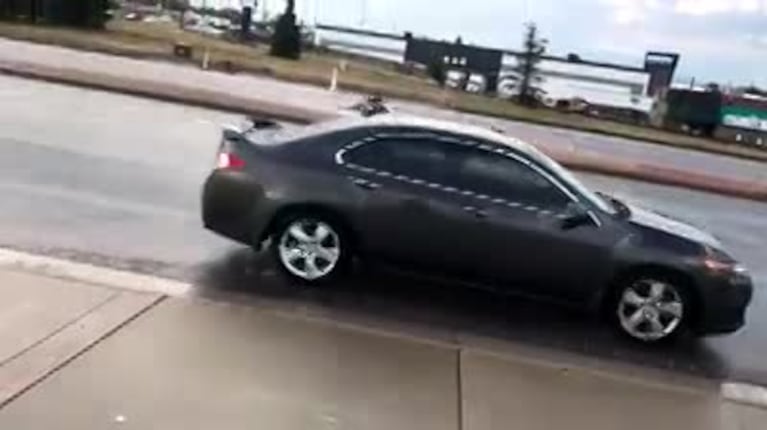Un auto cayó a un enorme hueco en una ruta de Colorado