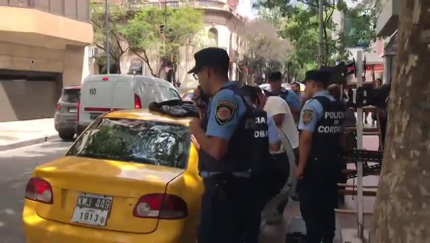 Cruzó al ladrón y encontró sus pertenencias en un taxi