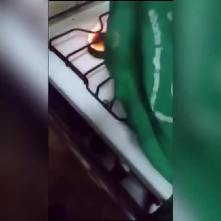 Aborto legal: prendió fuego el pañuelo verde de su hija