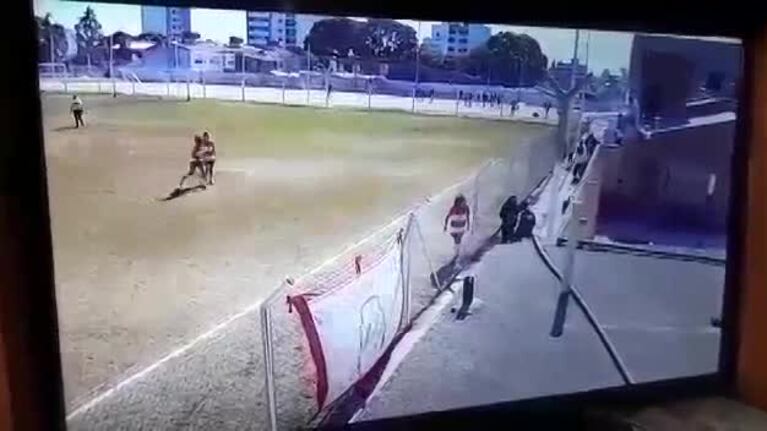 Feroz pelea entre las chicas de la U y Libertad