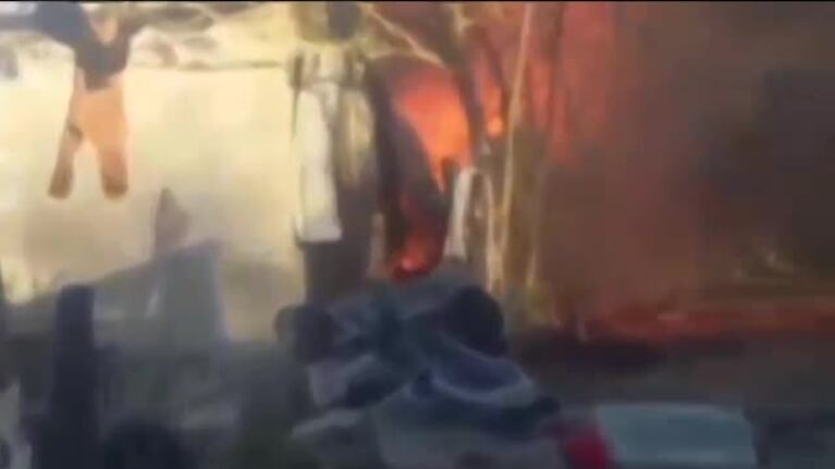 El fuego del basural arrasó sobre una casa en barrio Miralta