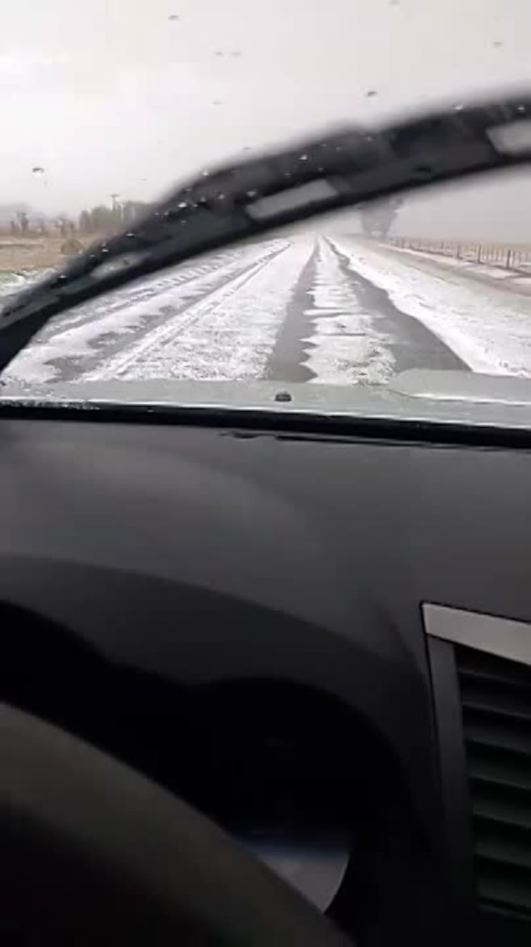 La ruta provincial E358 cubierta de granizo tras la fuerte tormenta