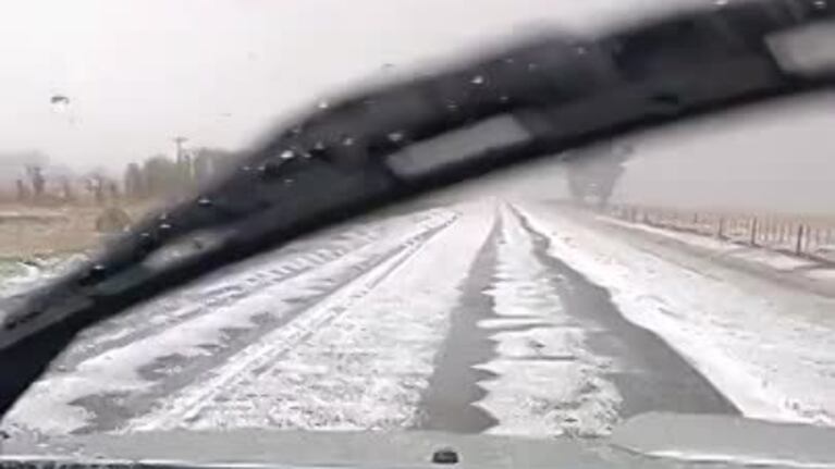 La ruta provincial E358 cubierta de granizo tras la fuerte tormenta