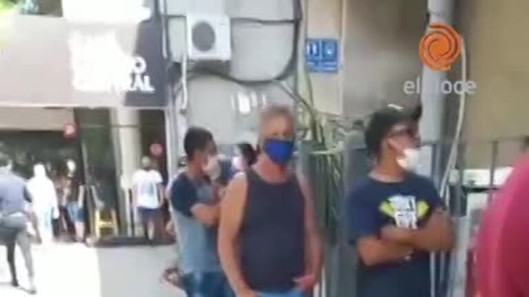 Largas filas para cobrar el pago de autoridades de mesa