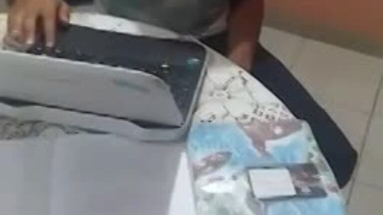La risa contagiosa de Nico al escuchar el texto de Fredy Bustos