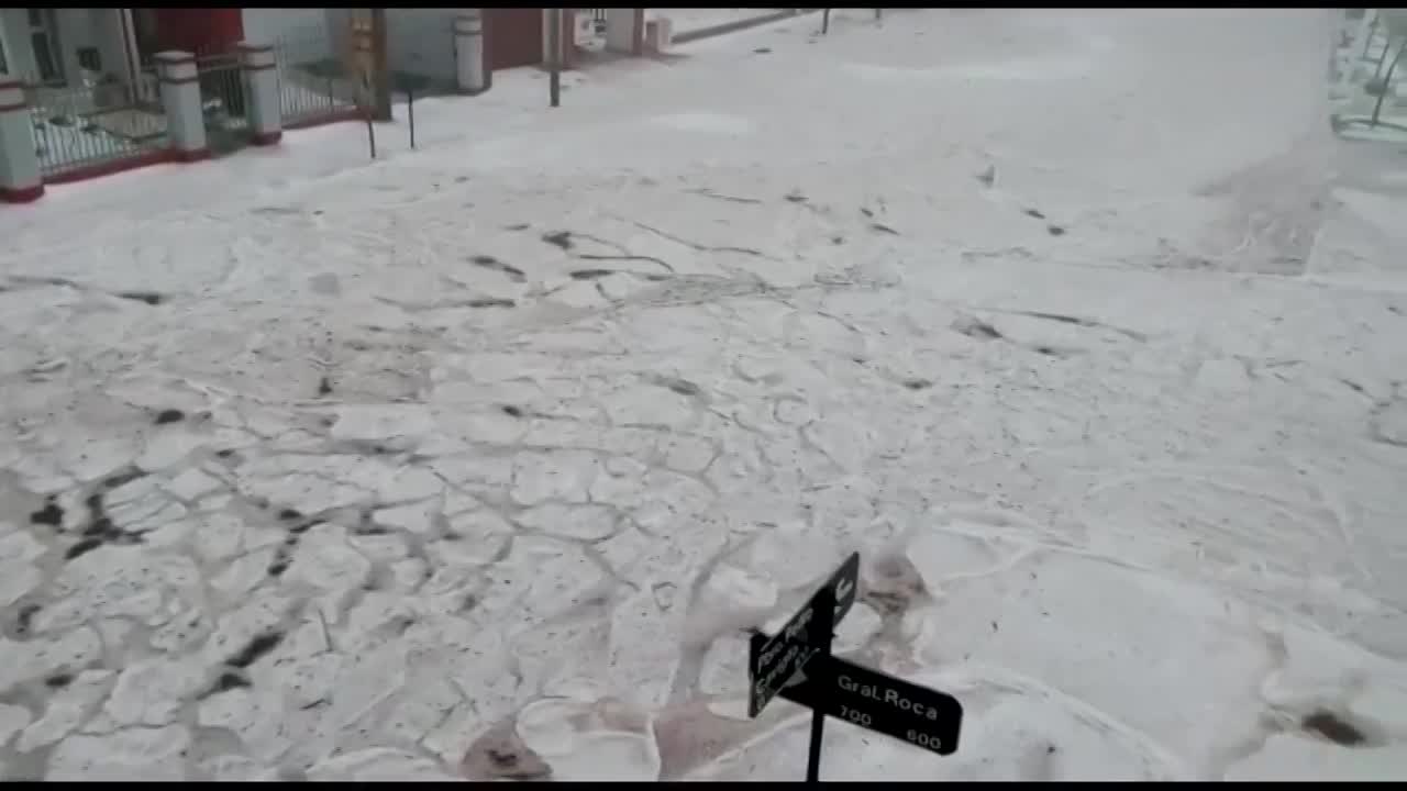 Un río de hielo en las calles de Alcira Gigena