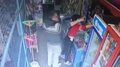 Apoyó a una kiosquera y lo detuvieron