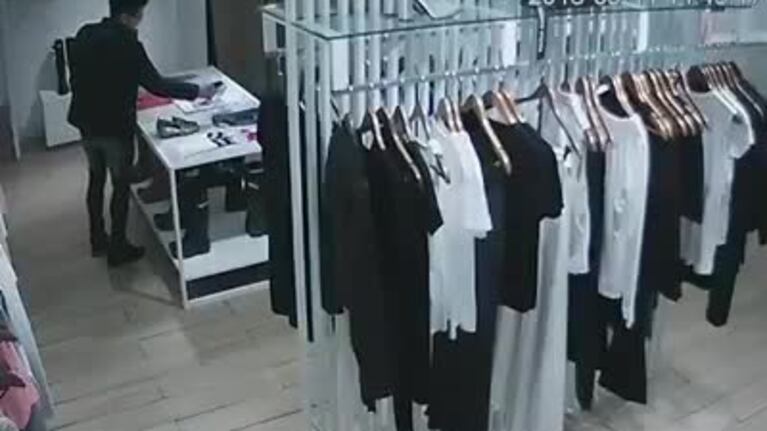 Robó un par de zapatos en el Córdoba Shopping