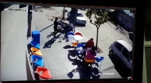 La reacción de unas mujeres contra un motochoro