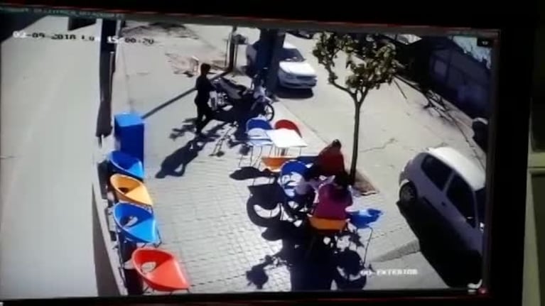 La reacción de unas mujeres contra un motochoro