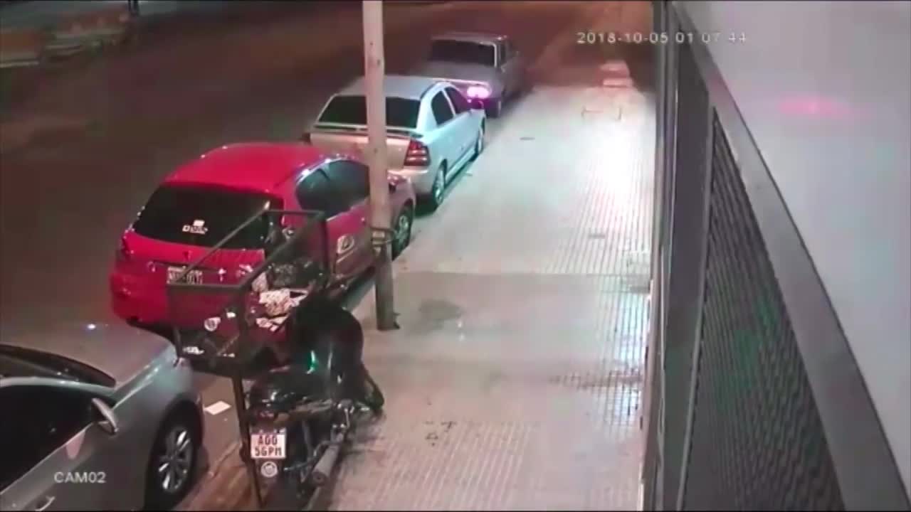 Salió a robar una moto con un pequeño niño