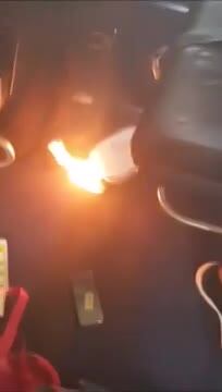 Así se incendió un celular en un avión