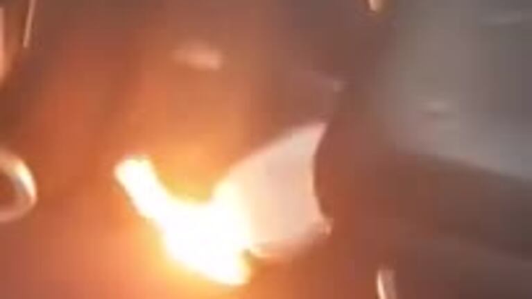 Así se incendió un celular en un avión