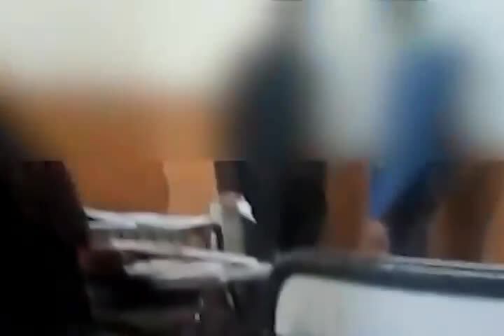 Golpeó al profesor por sacarle el celular