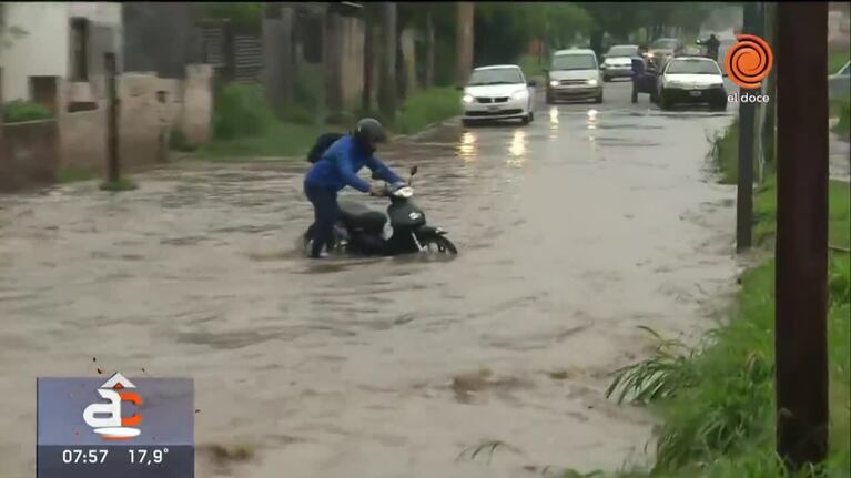 La lluvia anegó calles en los barrios cordobeses