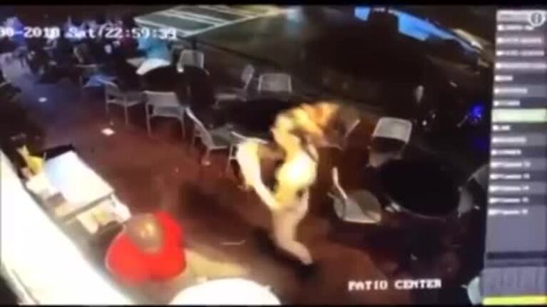 Una moza le dio una paliza a un hombre porque la tocó