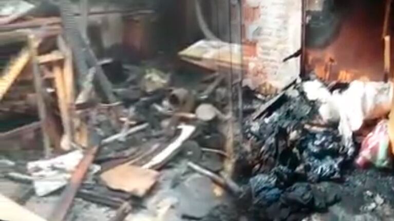 Se incendió una casa y un remisero salvó tres familias