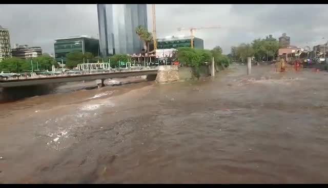 La lluvia dejó calles inundadas