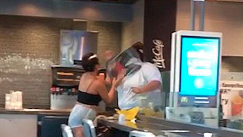 Pelea brutal en un local de McDonald's