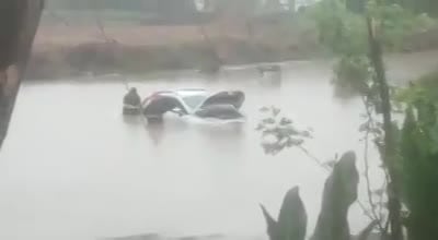 Los bomberos rescataron a un automovilista