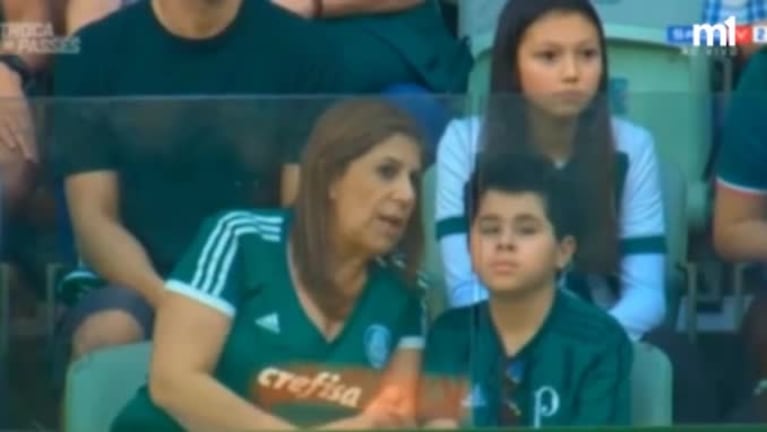 Una mamá le relató el partido a su hijo ciego