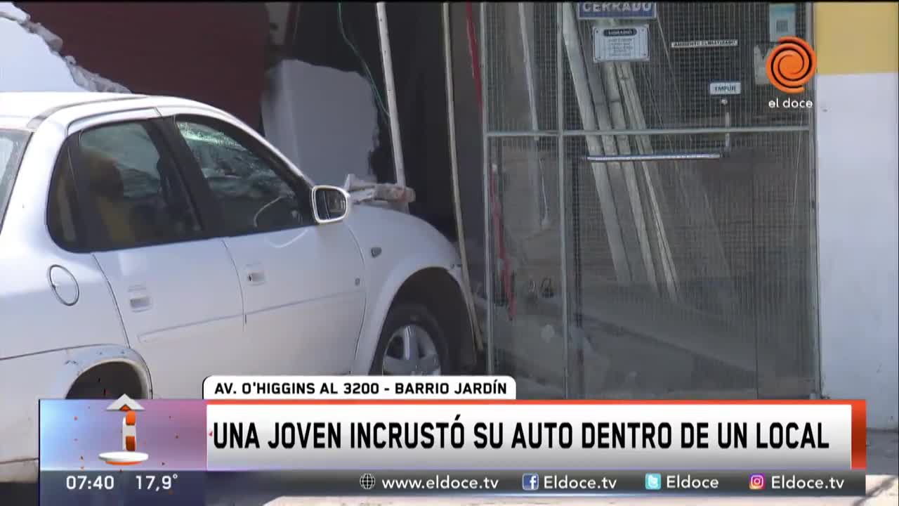 Una joven se estrelló contra un negocio en barrio Jardín