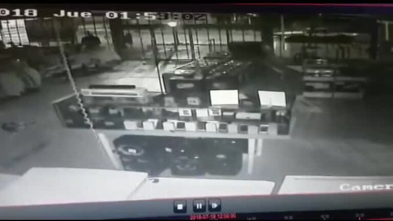Rompieron la vidriera con una camioneta para saquear