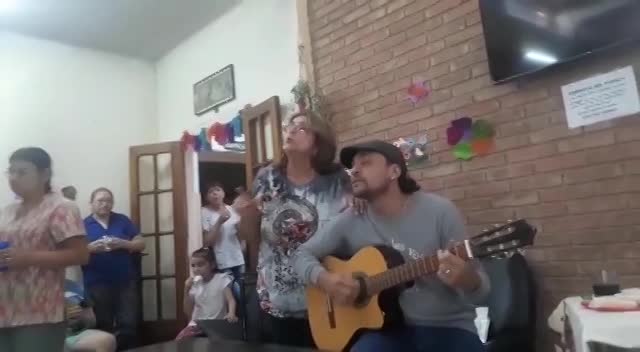 Hugo Dante cantó con su mamá
