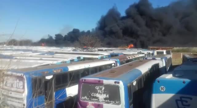 Incendio en un depósito de colectivos en Córdoba