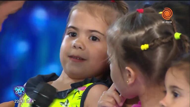 Las hijas de Cinthia Fernández jugaron en las piletas del Aquadance