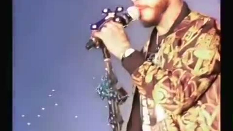 Ulises Bueno canta "Infiel" en el Luna Park
