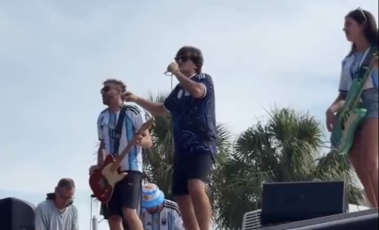 Ciro emocionó a los hinchas en Miami: tocó el Himno con su armónica en el multitudinario banderazo de la Selección